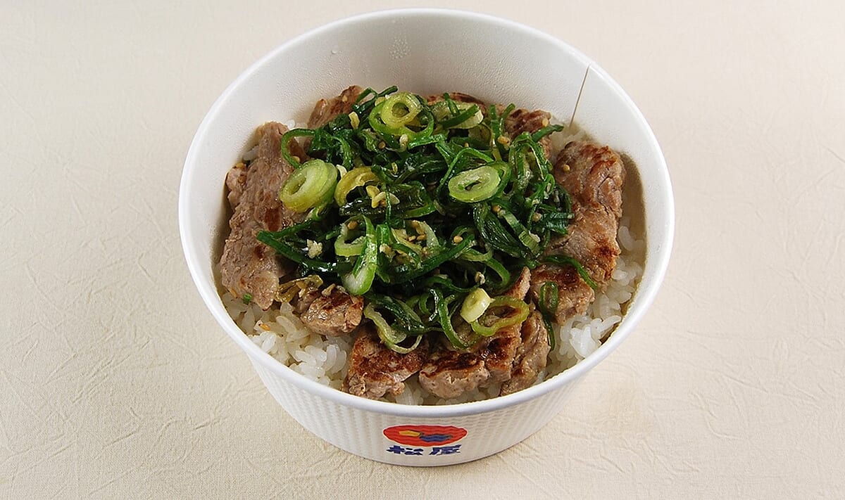 ボリューミーに進化した松屋の「厚切りネギ塩豚焼肉丼」をガツガツ食べて夏バテを吹き飛ばす！