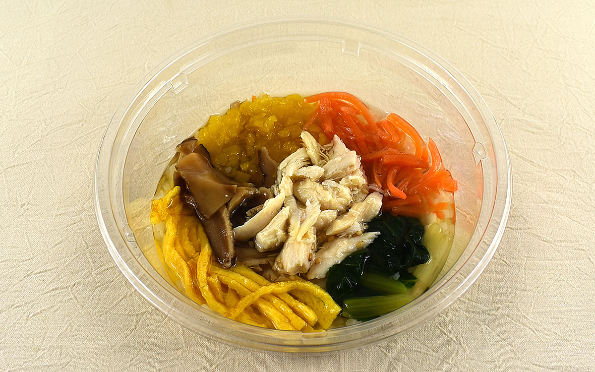 カリフラワーがご飯に!? 糖質を抑えた「おだしがおいしい もち麦冷し茶漬け（鶏飯風）」から感じるローソンの本気