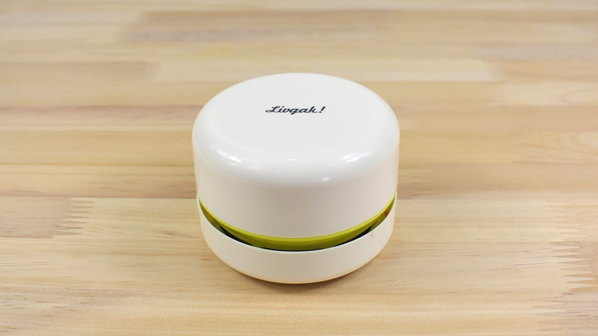 机の上をいつも清潔に保てる！ コンパクトサイズのミニクリーナー「リビガク スージー 乾電池式卓上そうじ機」レビュー