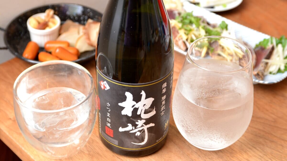 かつお節と一緒に燻した焼酎「燻枕崎」は、スモーキーなアイラウイスキー好きに捧げたい！