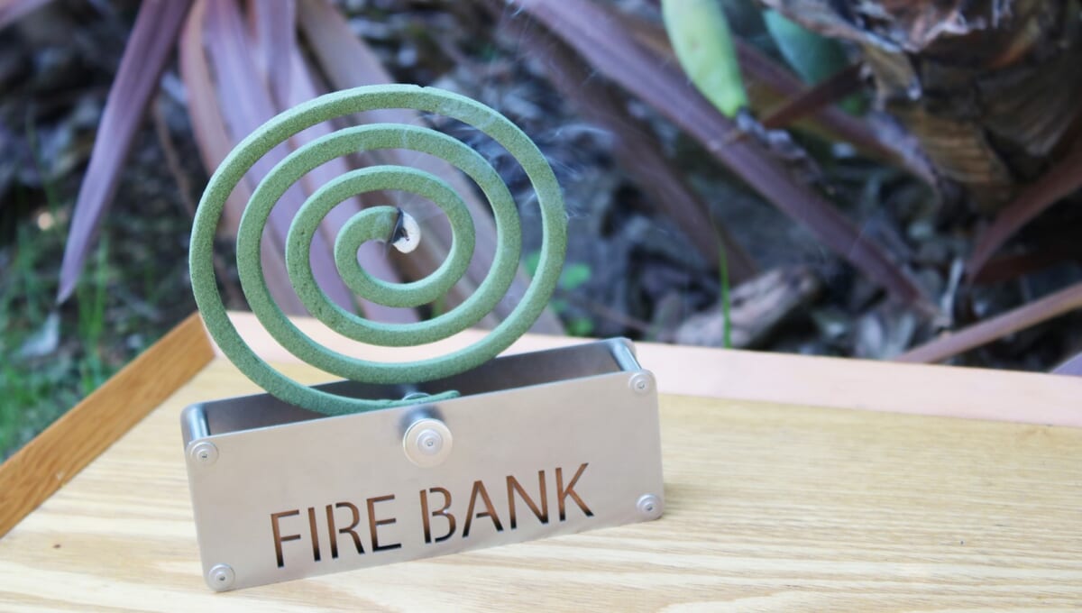 蚊取り線香を真ん中から燃やして夏を感じる、FIRE BANKの蚊取り線香ホルダー「銀船」が発売