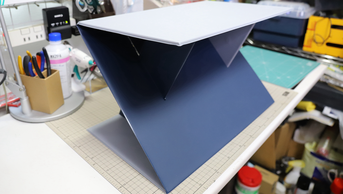 いつもの机をスタンディングデスク化するカウネット「パタスタ」が座りっぱなしの腰痛を解消する！