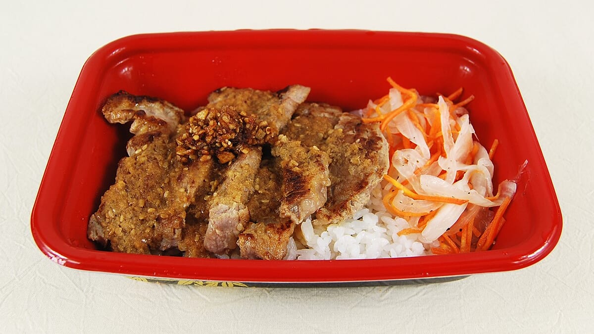 トッピングのアーモンドに注目！ 松屋の「ポークステーキ丼（香味醤油）」はジューシーな豚肉とこうばしいタレがピッタリ