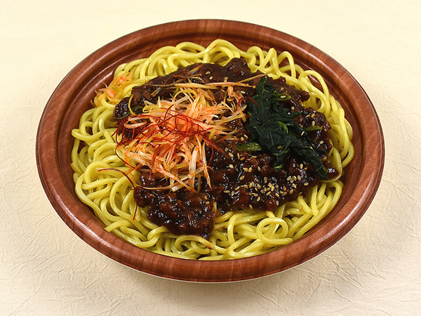 「大豆ミートのジャージャー麺」が予想以上に肉！ファミマの最新弁当を実食