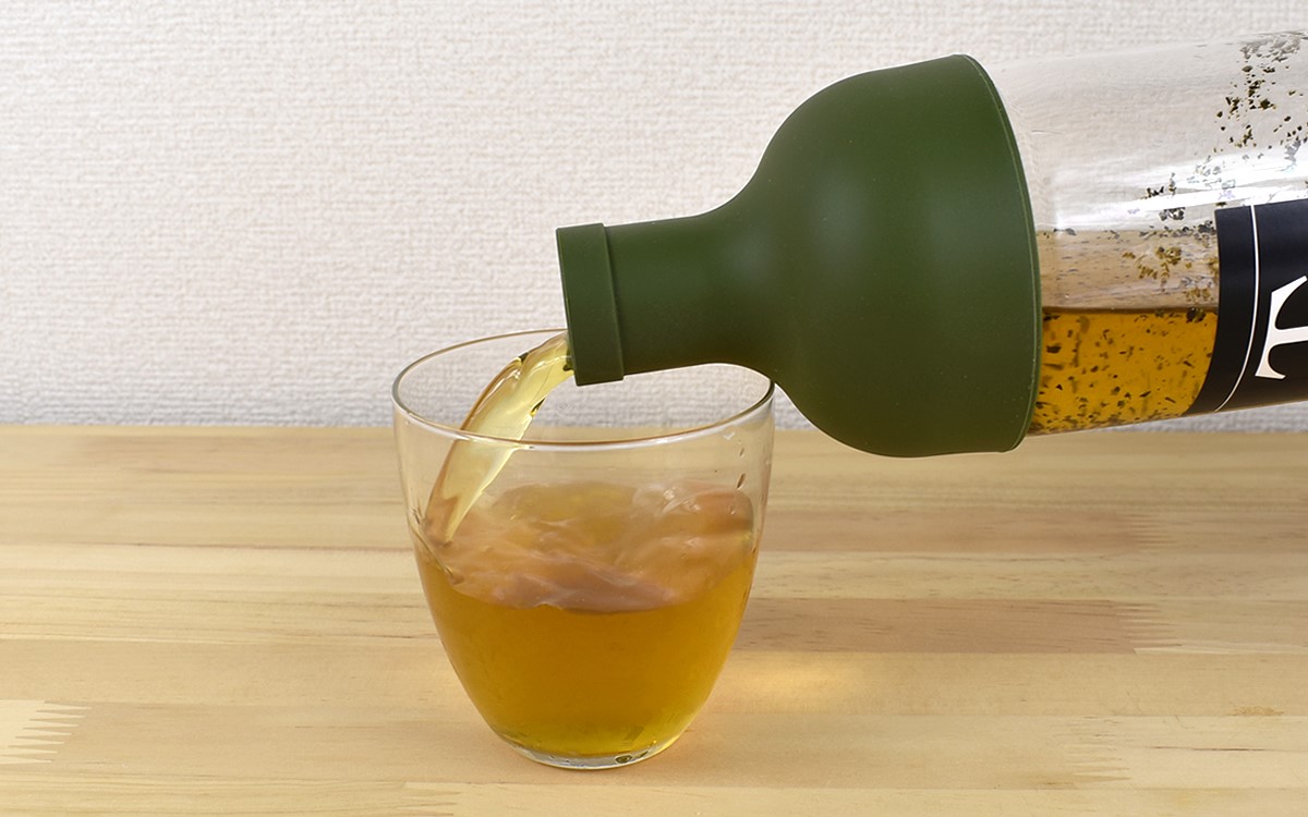 茶葉と水を入れるだけ！水だし茶が飲める「ワインボトル」のようなグッズが超手軽