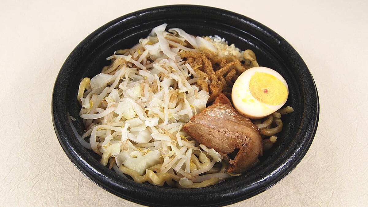 カレー×にんにく×太麺の3コンボ！ ローソンの「麺屋一燈監修 スパイシー豚カレーラーメン」が新感覚