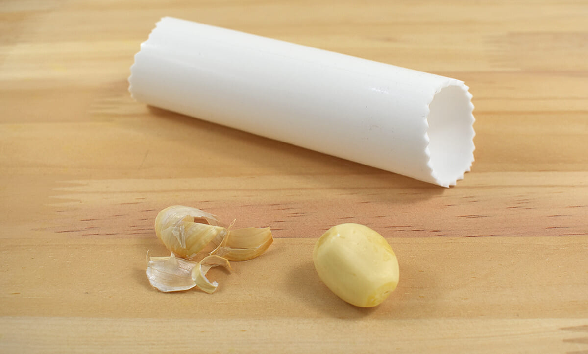 転がすだけで皮がむける優れもの！「にんにく皮むき器」レビュー