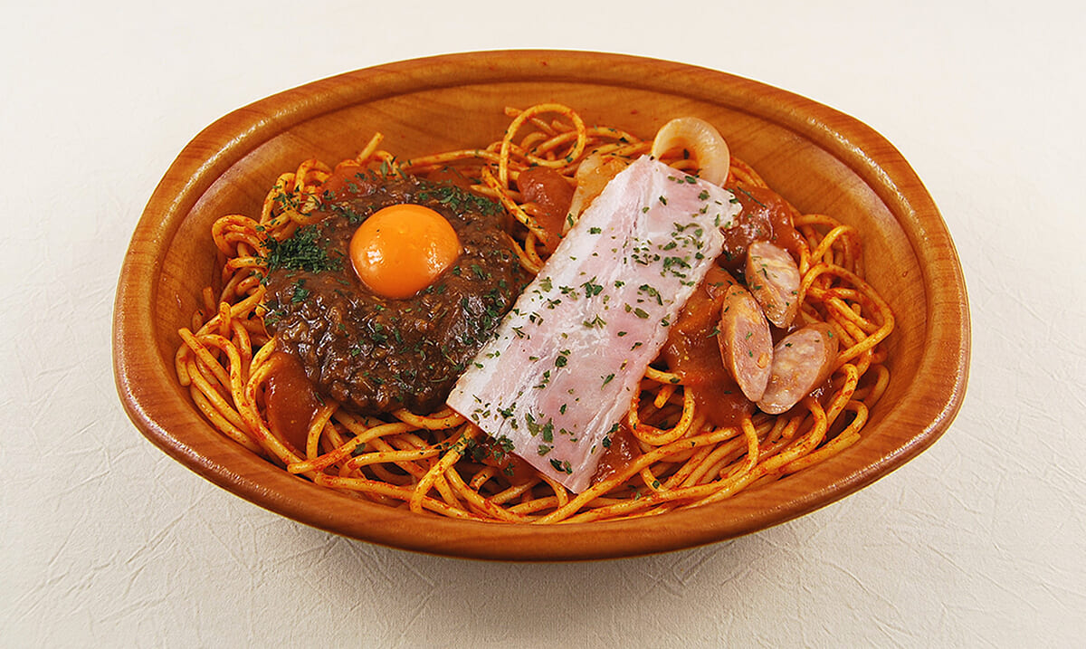 ナポリタンの上にキーマカレー!? ファミマの「オニ盛！ カレーナポリタン」で子供の頃の夢が実現