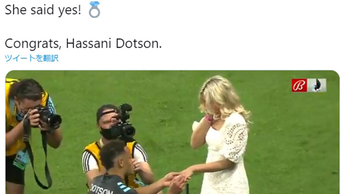 試合後のピッチでサプライズ！ MLS選手の衝撃プロポーズにSNSは祝福の嵐