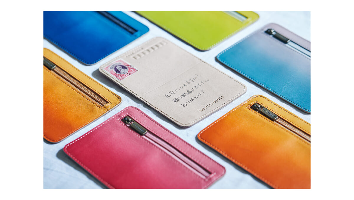 革にメッセージを書いて、贈り物も入れられる「革のハガキ」が発売
