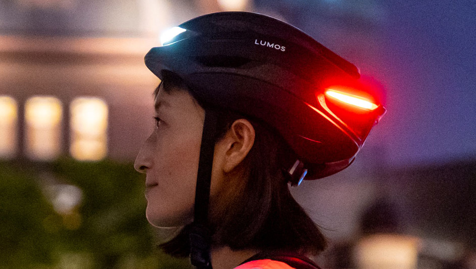 ウインカーも出せるLED搭載の自転車用ヘルメット「LUMOS Ultra」が発売