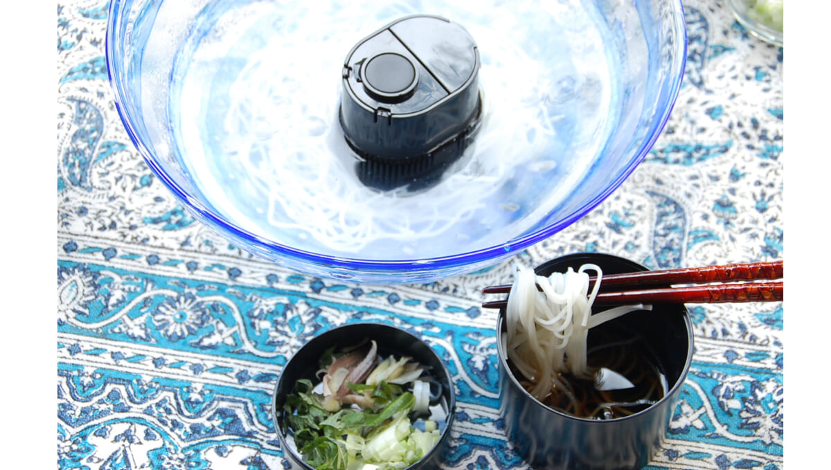 たまには「清涼系キャンプめし」はいかが？ 手の平サイズの「流しそうめんPocket」でアウトドアの楽しさ倍増！