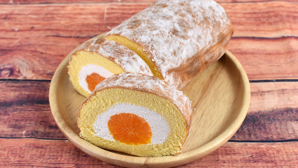 みかんのインパクト抜群！「まるごとみかんフルーツロールケーキ」（新杵堂）で贅沢気分を