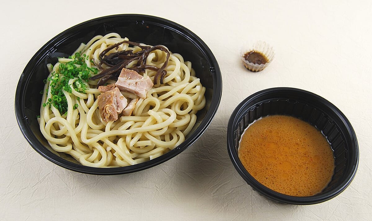 夏のスタミナつけ麺！  ローソンの「博多一双監修 冷し豚骨つけ麺」でエナジーチャージ