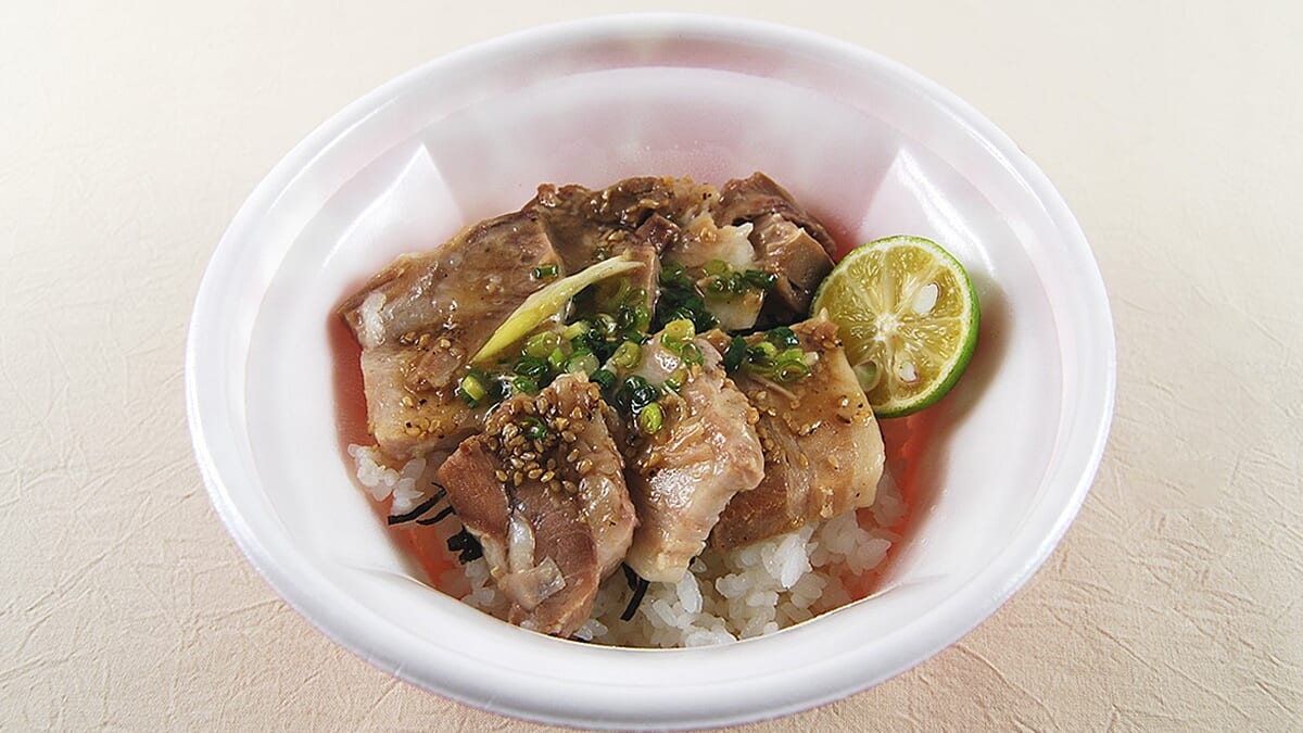角煮なのにあっさり味！ 爽やかすだちが香る「うま塩豚角煮丼」（なか卯）