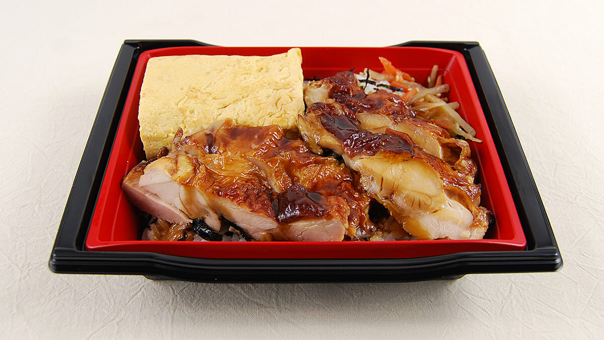 分厚いだし巻玉子がドン！ ローソンの「大きなだし巻玉子と鶏照焼のお弁当」