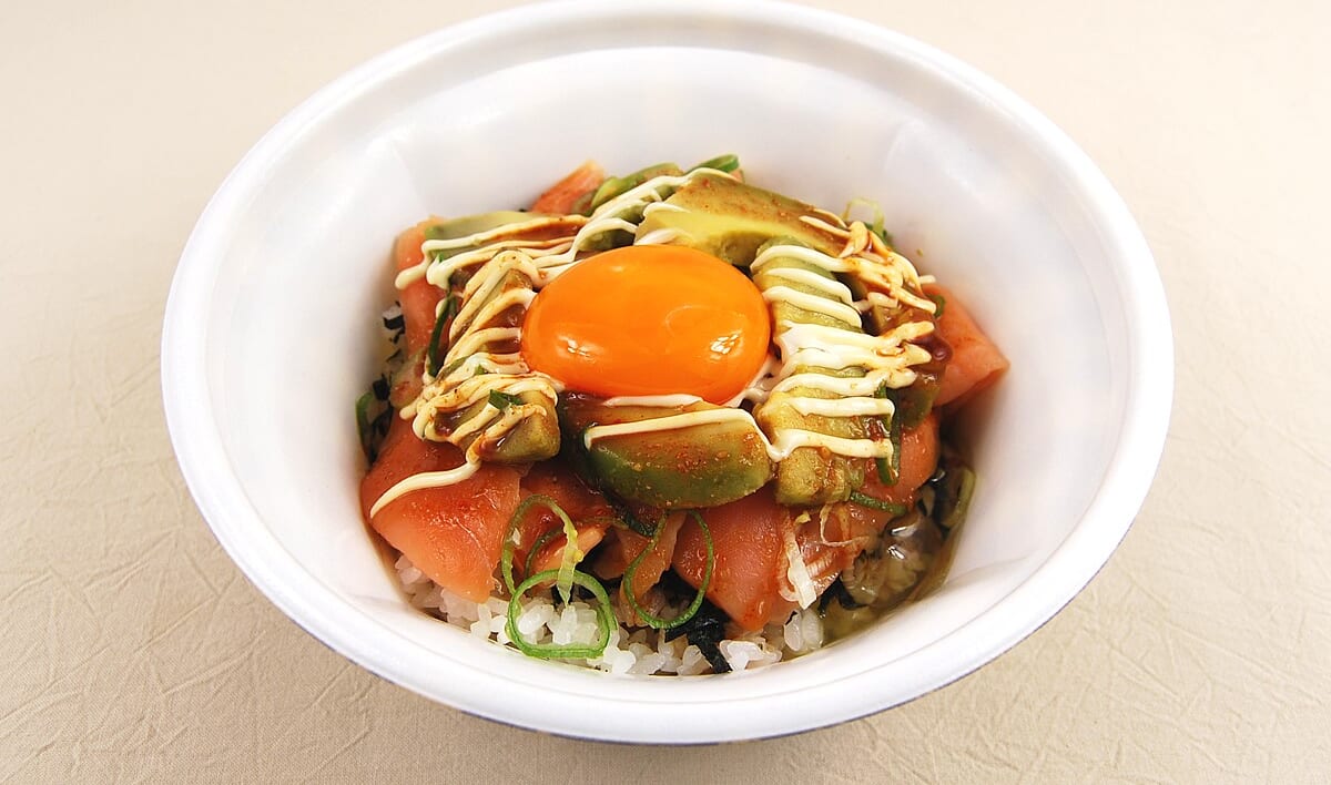 サーモンとアボカドのユッケ風！ すき家の「アボカドユッケサーモン丼」