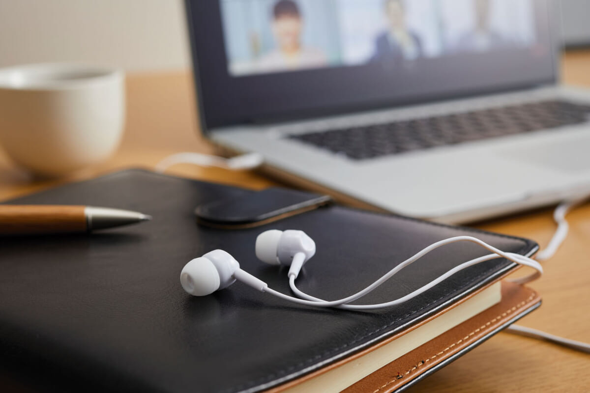 オンライン会話も鮮明に！100円イヤホンは声の解像度も音質も価格以上の性能