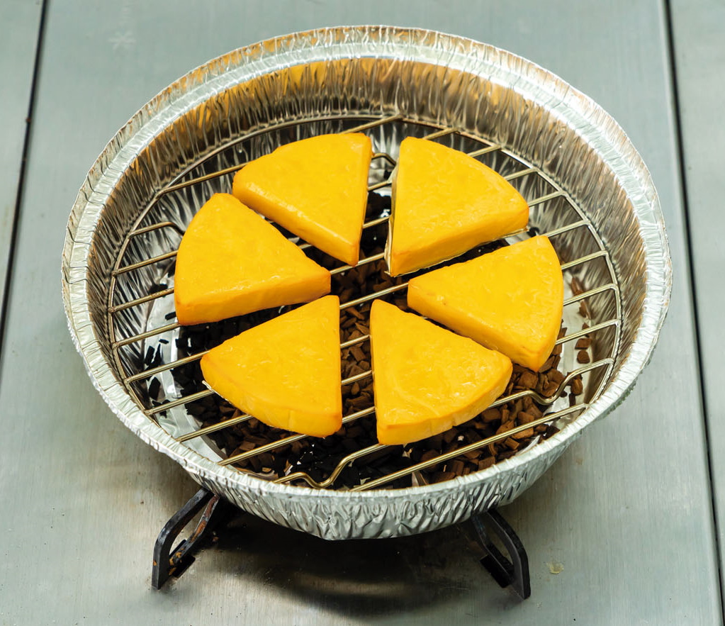 お手軽にレッツ・キャンプ飯！ 均一ショップの定番アイテムで燻製にチャレンジ