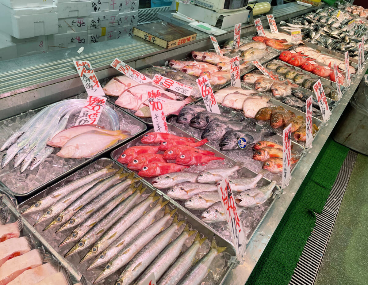 破格すぎる鮮魚店チェーン「角上魚類」が教える、超わかりやすい「魚のアラ」活用術【レクチャー編】