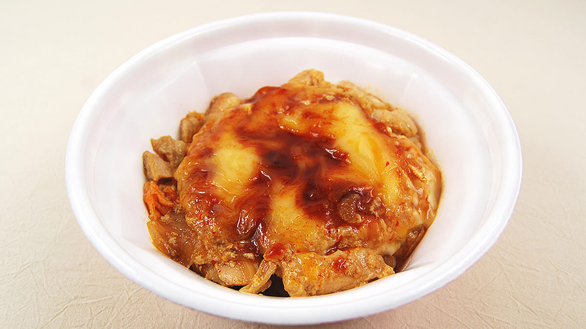 親子丼がチーズタッカルビ風に変身!? なか卯の「甘辛チーズの親子丼」