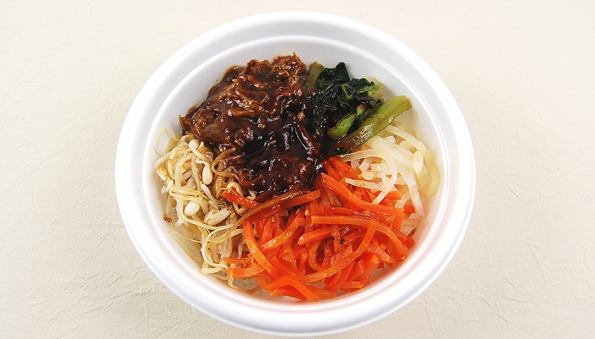 一品で肉・野菜・ご飯をカバー！ ファミマの「5種野菜と牛焼肉のビビンバ丼」