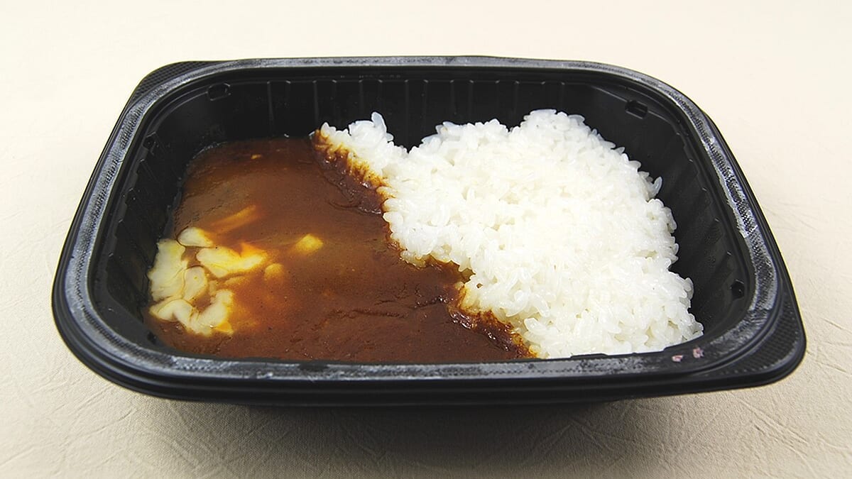 ライスつきでレトルトより手軽に！ ファミマの「特製スパイス仕立て 欧風チーズカレー（中辛）」