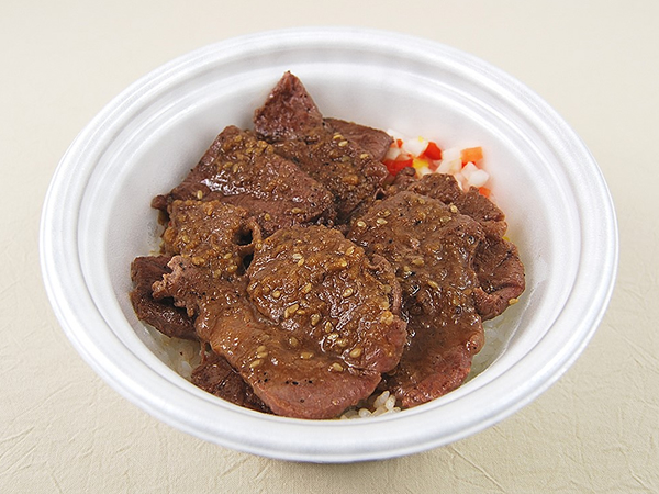 ビフテキで元気をチャージ！ あっさりソースでいただく松屋の「ビフテキ丼（にんにくごま醤油）」は食べごたえバツグン