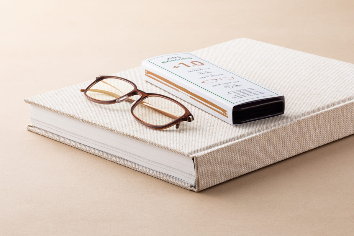 折りたたみ時薄さ約10mmのJINSの老眼鏡！ 取り出しやすい薄型の専用ケースで持ち運びもスムーズ