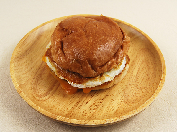 ロッテリアの人気商品が秋仕様に！ 「和風半熟月見絶品チーズバーガー」は半熟タマゴと和風ソースがベストマッチ