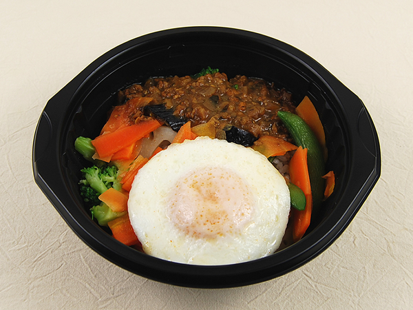 冷食で手軽にタイ料理！ ローソンの「野菜を食べるガパオライス」はみずみずしい野菜とスパイシーな味わいが最高