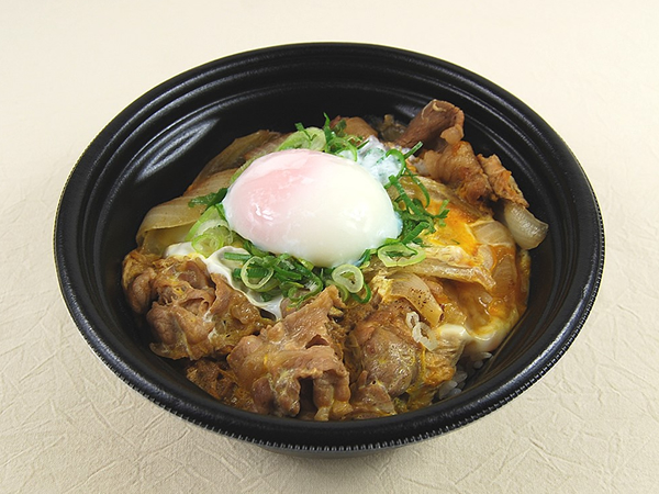 吉野家から待望の月見メニュー登場！ すき焼きたれとたっぷりの玉子が絡む「月見牛とじ丼」は食べごたえバツグン