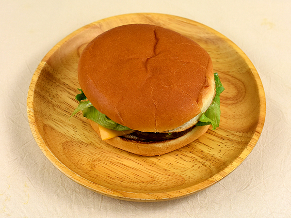 ヘルシーなハンバーガーってどういうこと!? “ソイパティ”使用のロッテリア「ソイ野菜チーズバーガー」はフレッシュなさっぱりテイスト