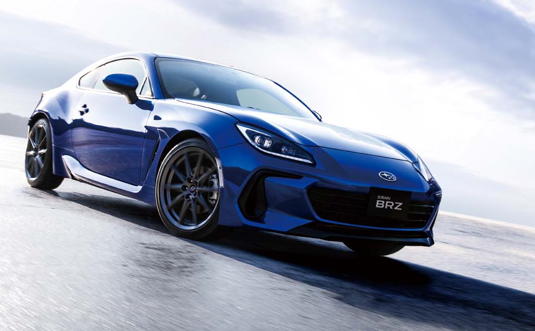 ルーフやフードにアルミ素材を使用し低重心化を図ったピュアスポーツ「BRZ」。高い走行性能の秘ケツは低姿勢