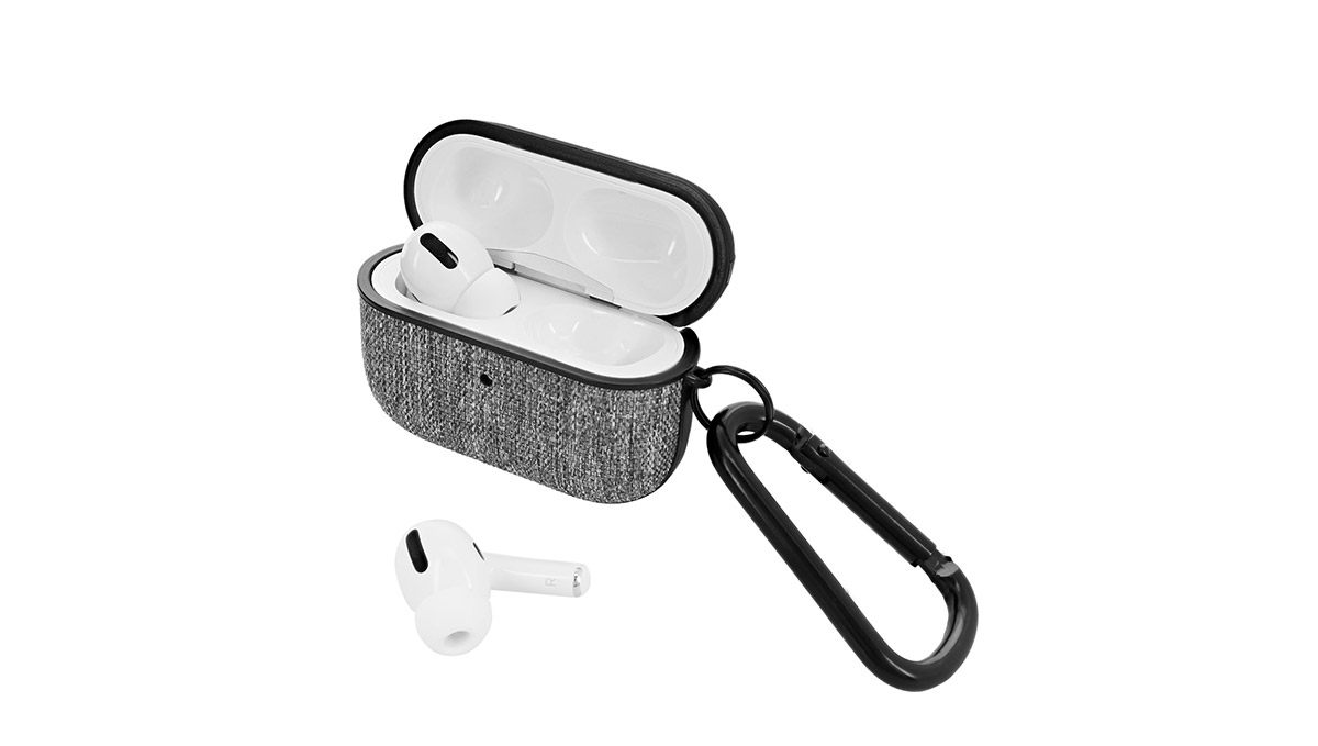 iPhoneと「おそろ」コーデに！ 温かみのあるファブリック素材がやさしいAirPods Proケース