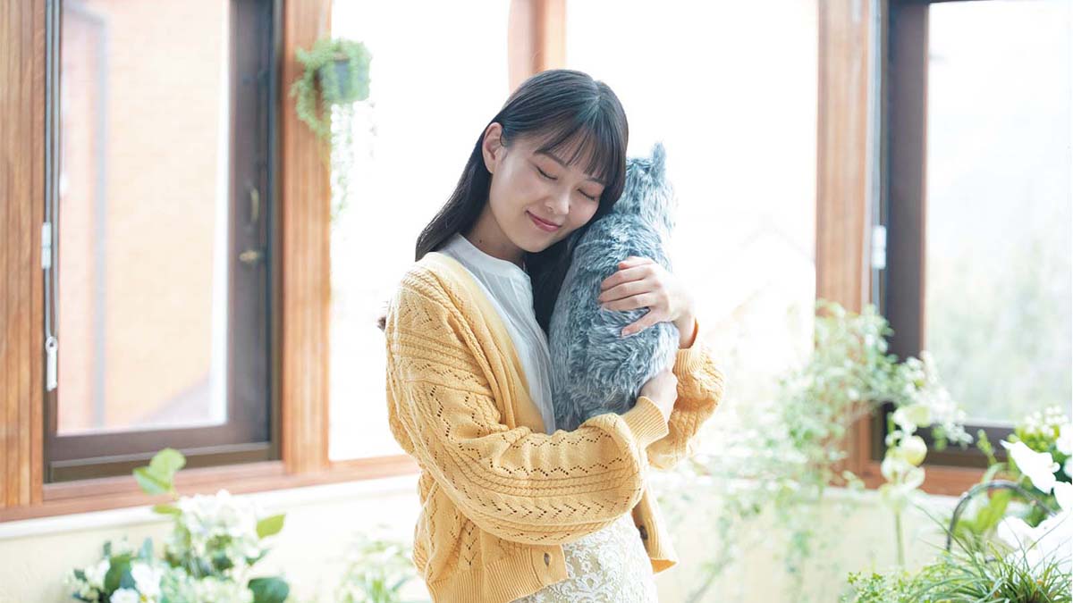 温かさや鼓動が癒やしを与えてくれる“ほぼネコ型”クッション