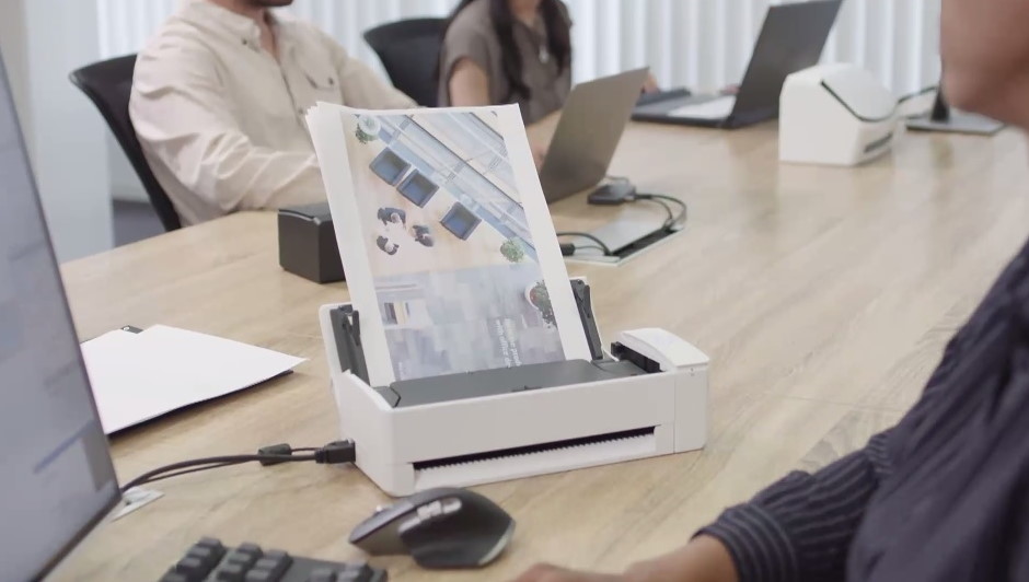 リモートワークの必需品！ 書類を手軽にデータ化できるPFUの小型スキャナー「ScanSnap iX1300」