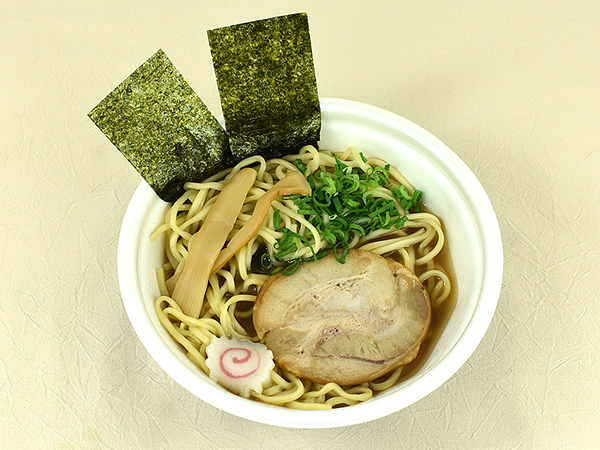 超濃厚な豚骨煮干しスープが染みわたる… ローソン「中華そば勝本監修 濃厚煮干しそば」はシンプルだからこそハマる味