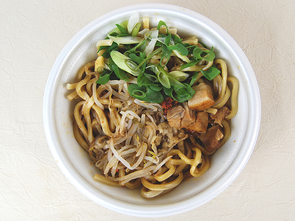 味変の威力がすごい…… ローソンの「麺屋武蔵監修 濃厚真剣味噌ら～麺 ～にんにく生姜玉～」は“おいしい辛さ”に注目