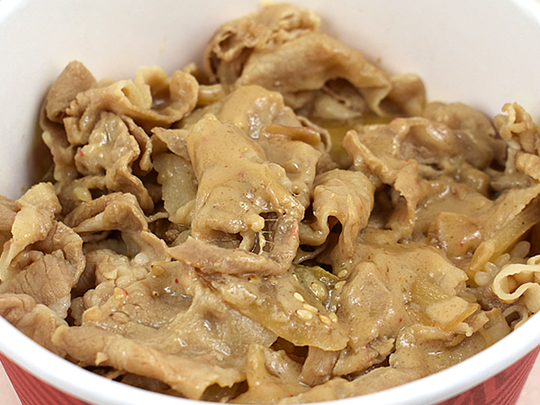 豚丼をよりおいしくするために開発！ すき家の「ゴマだれ豚丼」は甘み＆辛さが楽しめる特製ゴマだれに注目
