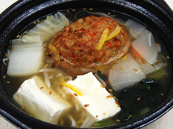 焼つくねの圧倒的存在感！ ファミマの「デッカイ！ こんがり焼つくねのゆず塩鍋」は種類豊富な野菜も楽しめる