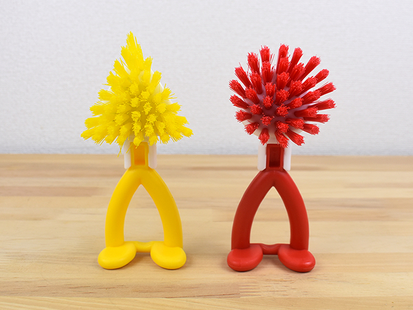 ブラシだけど“かわいさ”にほっこり……「ヒルナンデス！」でも話題を呼んだキッチンブラシ「カクちゃん」＆「まるちゃん」レビュー