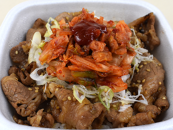 すっきりした酸味のキムチに甘いカルビがベストマッチ！ 吉野家の「キムチカルビ丼」は想像を裏切らないおいしさ