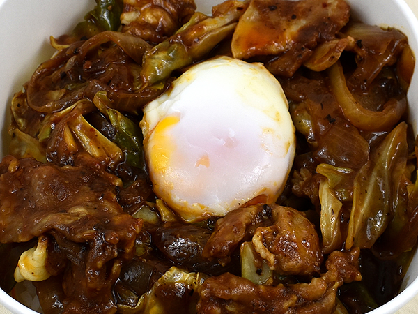 こってり濃厚でほどよくスパイシー！ セブンの「四川風ピリ辛ホイコーロー丼」は辛党じゃない人にもオススメな一品