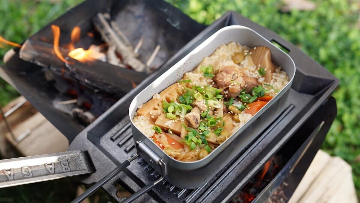 メスティンでの焚き火料理も気軽にイケる！鋳鉄素材の「灼熱野営プレート」