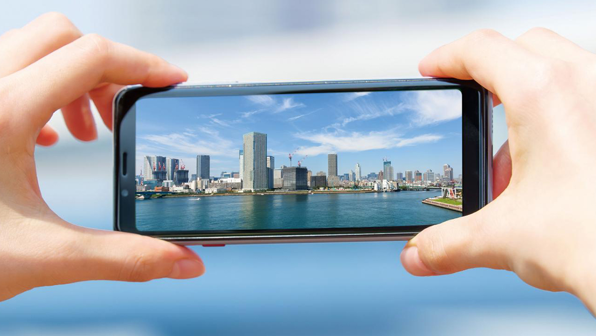 握りやすさを追求した2万円台のお手軽スマホが登場！ デュアルSIMにも対応