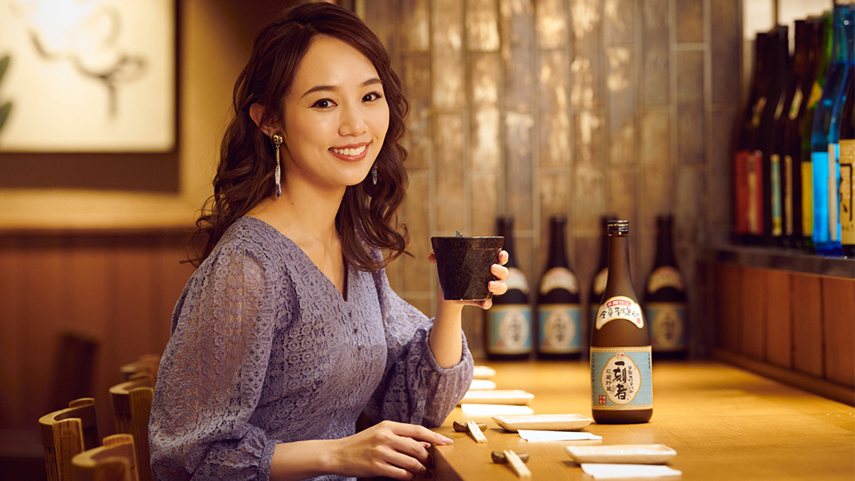 俳優・咲妃みゆが、ふるさとの銘酒「一刻者」に向き合った。「最高の飲み方×最高に合う宮崎の食」を体験して改めて思うこと