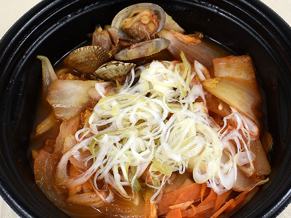 圧倒的ボリューム感！ 吉野家の「あさり豚チゲ御膳」が放つ本格的な“刺激”に飲みこまれる……