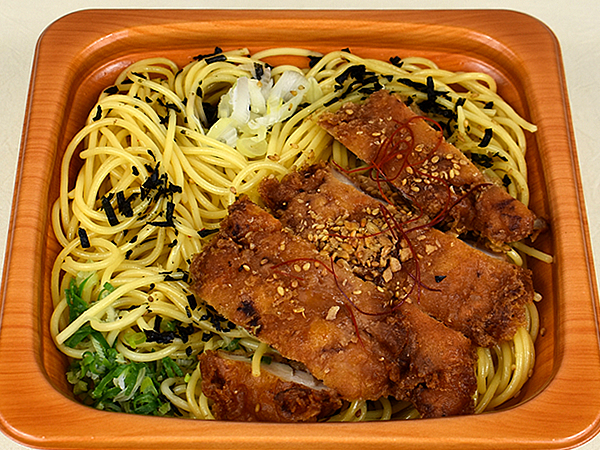 揚げ鶏と相性よすぎでは？ ファミマの「和パスタ 揚げ鶏とねぎのガーリック醤油」は“にんにく風味醤油だれ”で大勝利
