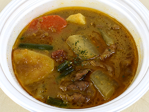 大胆カットの野菜が存在感を発揮！ 食べごたえ抜群の松屋「牛肉とごろっと野菜のスープカレー」は本格的な辛さも楽しめる